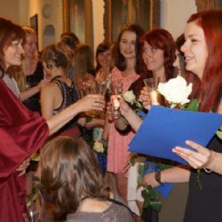 Noví absolventi oboru sociální péče převzali na Roštejně diplomy