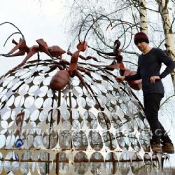 Obří plastiku v Brodě zdobí mravenci z odpadu