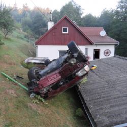 Opilý řidič havaroval, spadl s autem ze svahu na střechu garáže