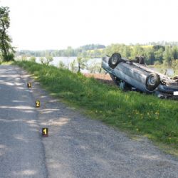 Opilý řidič otočil na Žďársku auto na střechu