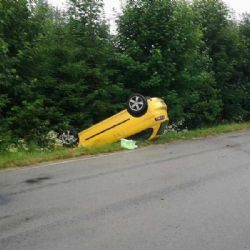 Osobní vůz U Třech Studní po nehodě na střeše