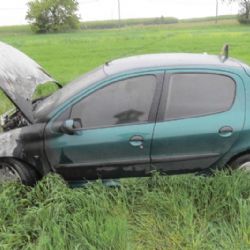 Po havárii se auto vznítilo, opilý řidič utekl