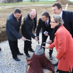 Poklepání základního kamene chráněného bydlení v Jaroměřicích nad Rokytnou