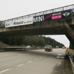 Policisté hledají pachatele, který hodil kámen na auto z dálničního mostu