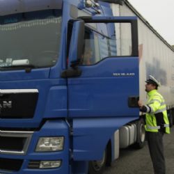 Policisté odhalili řidiče nákladních vozidel, kteří manipulovali s tachografem