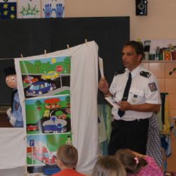 Policisté učí školáky s Amálkou jak se chovat bezpečně v silničním provozu