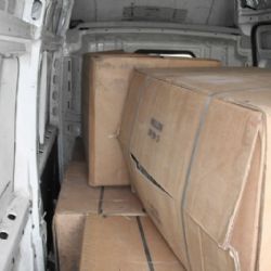 Policisté zadrželi cizince, převáželi nelegálně stovky kilogramů tabáku