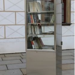 Pouliční knihovna znovu našla místo na nádvoří zámku v Třebíči