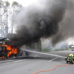 Požár kamionu zablokoval dopravu na dálnici na Vysočině