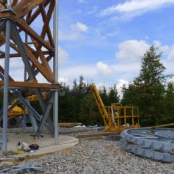 Práce na stavbě rozhledny na Pekelném kopci