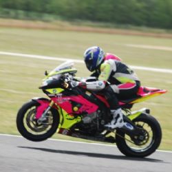 Práškův hrozivě vypadající pád odnesla jen motorka