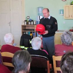 Profesionální hasič z Pelhřimova navštívil prosečské seniory