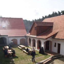 Renovovaný Tříletý mlýn u Kdousova hostil farmářské trhy