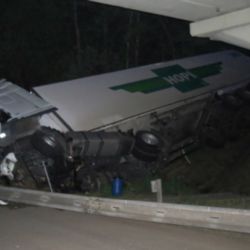 Řidič vyjel s kamionem z dálnice D1 a převrátil se na silnici pod dálnicí