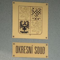 Rodiče neposílali dceru do školy, budou se zpovídat soudu