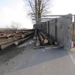 Silnici u Hodic zablokovala nehoda auta s nákladem dřeva