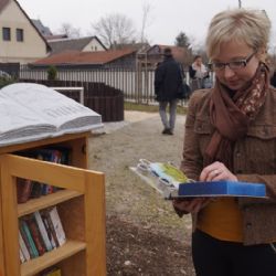 Slavnostní otevření knihobudky a dražba kalendáře ve Ždírci