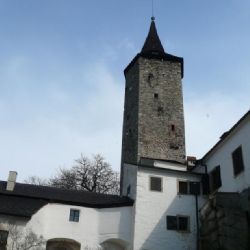 Sluha dvou pánů na roštejnském nádvoří