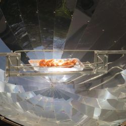 Sluneční pec v třebíčském Alternátoru opékala klobásy