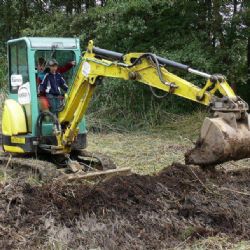 Společné bagrování tůní ve Žlebech o víkendu