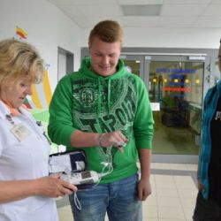 Sportovci z Okřešic darovali dětskému oddělení v Třebíči nový přístroj