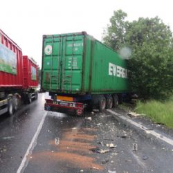 Srážka kamionů zablokovala ráno silnici z Jihlavy do Brodu