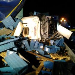 Srážka tří kamionů uzavřela v noci dálnici D1 na Vysočině