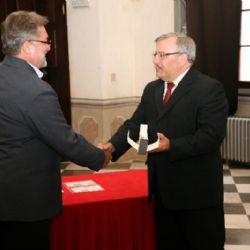 Starosta Třebíče předal muzeu nalezené předměty z kříže