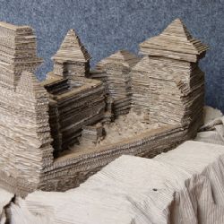 Studenti z Havlíčkova Brodu a Jihlavy postavili zříceninu hradu Lipnice nad Sázavou z vlnité lepenky