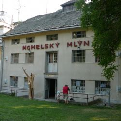 Surrealistická pocta Josefu Kremláčkovi