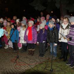 Také Polnou zněly ve středu koledy