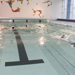 Těhotné si nově mohou v Jihlavě zaplavat s porodní asistentkou