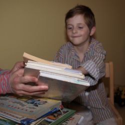 Teta a strejda čtou dětem v jihlavské nemocnici knížky