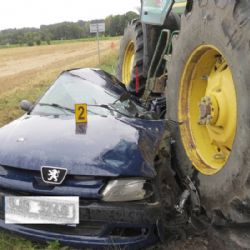 Traktor na Havlíčkobrodsku zdemoloval osobní auto
