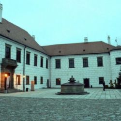 Třebíčská zámecká konírna hostí výtvarníky z Vysočiny