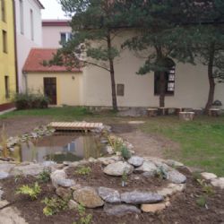 U jaroměřické základní školy vyrostla přírodní zahrada