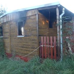 U Pelhřimova hořela chata, hasiči nevylučují žháře