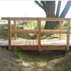 U Týnského rybníka v Třebíči je nová lávka, na Novodvorské ulici schodiště