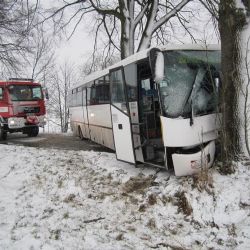 Úterý na Vysočině - havarovaný autobus, popadané stromy