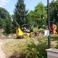 V brodské nemocnici opravují chodníky