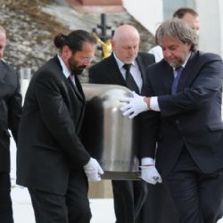 V Číhošti byl po 65 letech pohřben farář Toufar