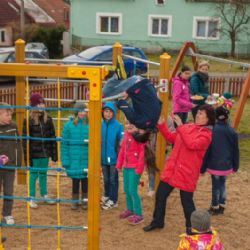 V Polici na Vysočině dostaly děti nové bezpečné hřiště