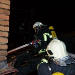 V Rušinově na Havlíčkobrodsku hořela střecha bytového domu