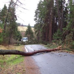 Vítr zaměstnával hasiče na Vysočině po celou neděli