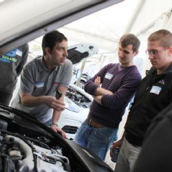 Vysokoškoláci zavítali na High-Tech Day do firmy Bosch Diesel, s. r. o.