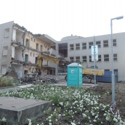 Začala demolice pavilonu jihlavské nemocnice. Neměl využití