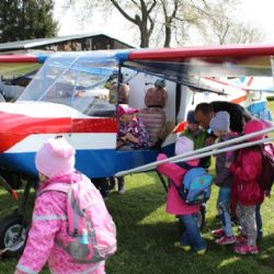 Žďárské děti na exkurzi na letišti v Přibyslavi