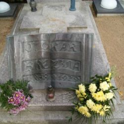 Zloděj ukradl kovovou knihu z hrobu Otokara Březiny, je v rukou policie