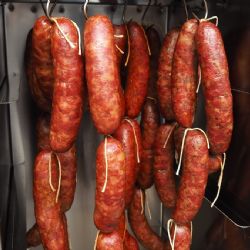 Domácí klobásy i salám vysočina z udírny od Kaisera