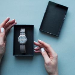 Hodinky jako dárek? Funkční drobnost, kterou obdarovaného potěšíte